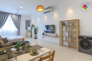 een woonkamer met een keuken en een eetkamer bij KLCC Luxury Suite @ Chambers by Lily and Loft in Kuala Lumpur