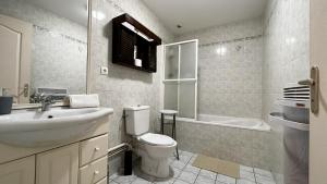 une salle de bain avec toilettes, lavabo et baignoire dans l'établissement Mayocq 1, charmante maison avec jardin, au Crotoy 28 autres photos