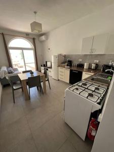 Kuchyň nebo kuchyňský kout v ubytování Serenity Sea-view Maisonette