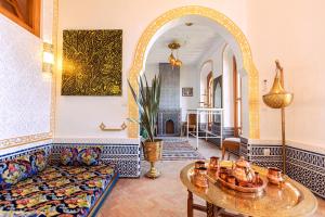 丹吉尔Riad Villa with Mediterranean Sea Views of Spain and Gibraltar的带沙发和桌子的客厅