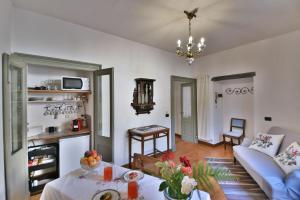 San BernardoにあるLa Rosa al Roseto del Dragoのソファとテーブルのあるリビングルーム +45枚の写真