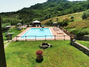 Bazén v ubytování Agriturismo LUCERTOLA nebo v jeho okolí