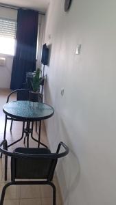 a room with two tables and chairs and a plant at דירת אירוח בית שיאים in Beer Sheva