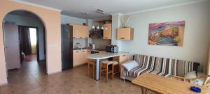 cocina y sala de estar con mesa y sofá en Dom-El Real Apartments 3 - Sveti Vlas, en Sveti Vlas