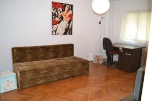 un sofá en una sala de estar con escritorio en studio studentesc en Timişoara