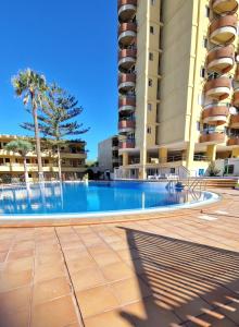 Bazén v ubytování Torres Del Sol Luxury Las Americas nebo v jeho okolí