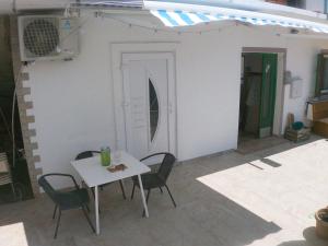 Patio nebo venkovní prostory v ubytování APARTMAN KEVIN