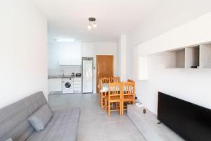 Küche/Küchenzeile in der Unterkunft Global Properties, Apartamento con gran terraza en la playa de Canet + 17 Fotos