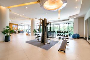 un gimnasio con cintas de correr y máquinas en un edificio en Hotel J Residence Pattaya, en Pattaya central
