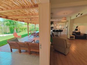 uma sala de estar e sala de jantar com um pátio em Galilee Best Location em ‘En Dor