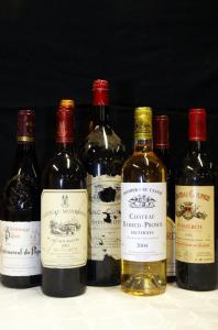 un grupo de botellas de vino sentadas en una mesa en Le Vieux Moulin, en Jouques