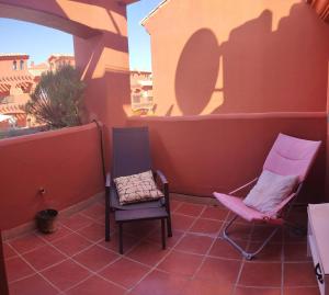 Część wypoczynkowa w obiekcie Duplex Penthouse in Estepona- Mountain and Sea views