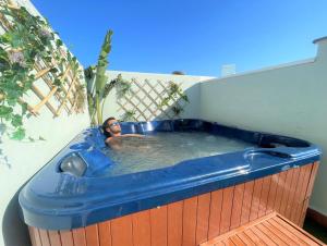 un homme est dans un jacuzzi dans un immeuble dans l'établissement Holidays Port Ducal 3 Jacuzzi, à Empuriabrava