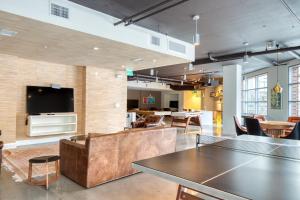 TV a/nebo společenská místnost v ubytování Playa Vista 1br w pool gym lounge wd nr 405 LAX-1026