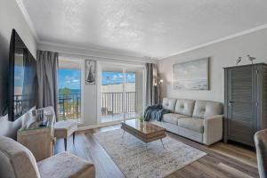 uma sala de estar com um sofá e uma grande janela em Stunning Bay Views from your Private Balcony em Tampa