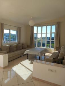 Et sittehjørne på Appartement avec grande terrasse NEYLA Del Mar Inn Tanger