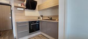 Kuchyňa alebo kuchynka v ubytovaní Luxury Apartment near the beach with Private Pool -Exclusive Use