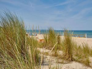 バーベにあるFischerhaus Baabe - WG 01 mit Terrasse, natur- und strandnahの砂浜と海の高い芝生の浜