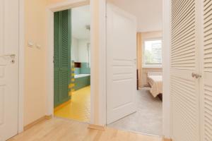 un pasillo con una puerta que conduce a un dormitorio con bañera en Spacious & Quiet 1 Bedroom Apartment in Pruszków by Renters, en Pruszków