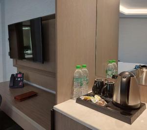 een keuken met 2 flessen water op een aanrecht bij Valy Hotel in Al Madinah