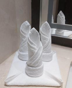 une paire de chaussures blanches assises sur une serviette dans l'établissement Valy Hotel, à Médine