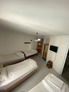 アンタルヤにあるAY OTEL 2のベッド2台、薄型テレビが備わる客室です。