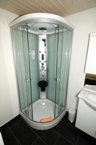 eine Glasdusche im Bad mit Waschbecken in der Unterkunft Towerhotel in Waldkirch