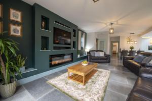 uma sala de estar com um sofá e uma lareira em 3 Mill Cottages em Ravensworth
