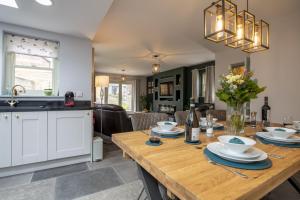 kuchnia i jadalnia z drewnianym stołem w obiekcie 3 Mill Cottages w mieście Ravensworth