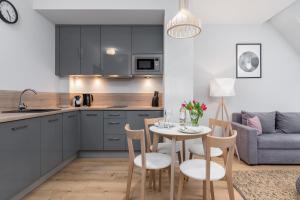 Η κουζίνα ή μικρή κουζίνα στο Podczele Seashore SPA & Jacuzzi Apartments with Parking by Noclegi Renters