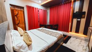 Voodi või voodid majutusasutuse Hotel Rajyashree Palace toas