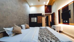 Voodi või voodid majutusasutuse Hotel Rajyashree Palace toas