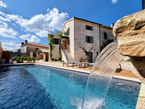 Bazén v ubytovaní !!NEW 2023!! Villa Qualia - Heated pool, 4 bedrooms, modern interior alebo v jeho blízkosti