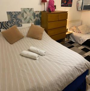 2 handdoeken op een bed in een slaapkamer bij Hendon Homestay in Hendon