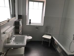 Koupelna v ubytování FewoSchmiede2EG + 7 fotografií