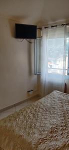- une chambre avec un grand lit et une fenêtre dans l'établissement Dolce Vita Alta Ventimiglia, à Vintimille