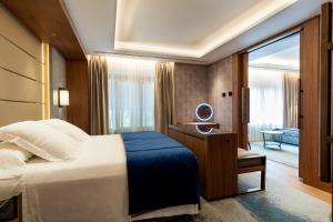 una camera d'albergo con letto e bagno di Wellington Hotel & Spa Madrid a Madrid