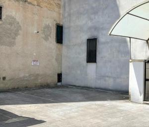 レッチェにあるMonolocale Del Casaleのバスケットボールのフープ付きの建物の角