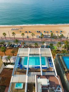 vista para a praia a partir de um edifício com piscina em Hotel Marsol em Lloret de Mar