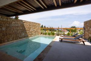 Bazén v ubytování Pnoes Luxury Suites nebo v jeho okolí