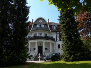 戈斯拉尔戈斯拉尔旅馆的一栋房子前面停着一辆车