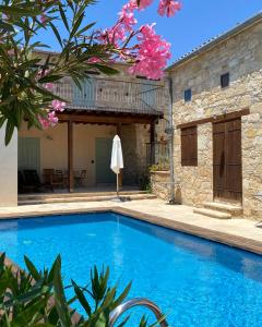 een villa met een zwembad en een huis bij Evkarpos Country House in Psematismenos