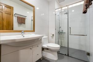 ein Bad mit einem WC, einem Waschbecken und einer Dusche in der Unterkunft SaigonOne Serviced Apartment in Ho-Chi-Minh-Stadt