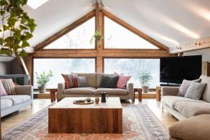 uma sala de estar com dois sofás e uma mesa de centro em Chalet Sous les Bois em Les Houches