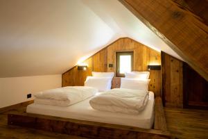 two beds in a room with a attic at Eden du Boenlesgrab in Lautenbach