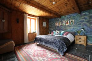 um quarto com uma cama e um tecto de madeira em Chalet Sous les Bois em Les Houches