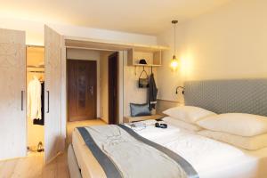ツァムスにあるHotel Jägerhofのベッドルーム1室(白い大型ベッド1台付)