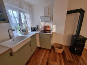 Nhà bếp/bếp nhỏ tại Charmantes Eifel Ferienhaus an der Schavener Heide +15 ảnh