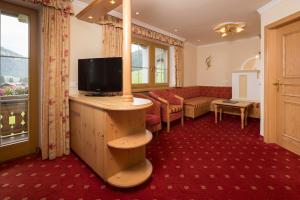 Televízia a/alebo spoločenská miestnosť v ubytovaní Hotel Silberberger - Wildschönau