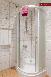 y baño con ducha y puerta de cristal. en Urusel Hostel en Iru